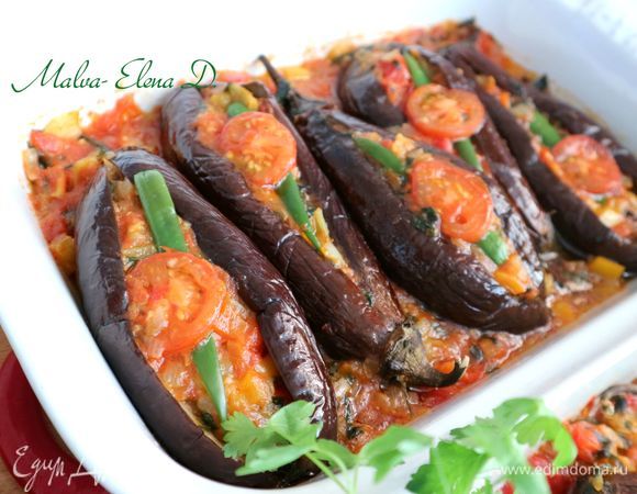 Поместить в предварительно разогретую до 180°C духовку на 35 минут, можно немного дольше, баклажаны должны стать полностью мягкими. Время приблизительное. Минут за 15–20 до готовности поместить на каждый баклажан по кусочку зеленого острого перца (чем зеленее перец, тем он острее — так говорят), предварительно перец нарезать, освободить от семян, а также поместить тонкое колечко небольшого помидора. Все время нахождения баклажанов в духовке они должны лежать на подушке из пассаты. Если потребуется, во время процесса добавьте ее еще в форму, имейте для этого небольшой запас пассаты.