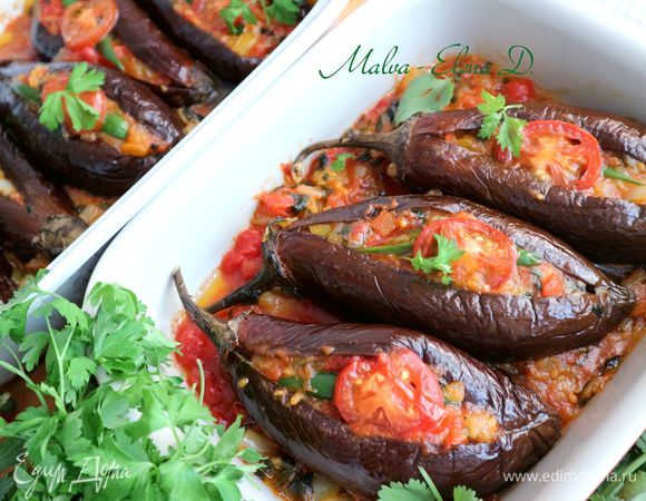 Вынуть баклажаны из духовки, дать остыть до теплого состояния. Можно употреблять в таком виде, украсив блюдо зеленью, а можно убрать в холодильник на ночь. Приятного аппетита!