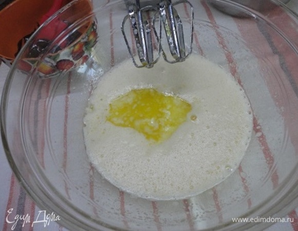 Яйца слегка взбить с сахаром и добавить растопленное масло, сливки, миндальный экстракт. Перемешать.