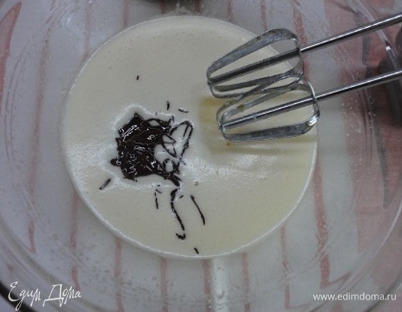 Влить растопленный шоколад (надо будет попробовать его растапливать вместе в маслом). Перемешать.