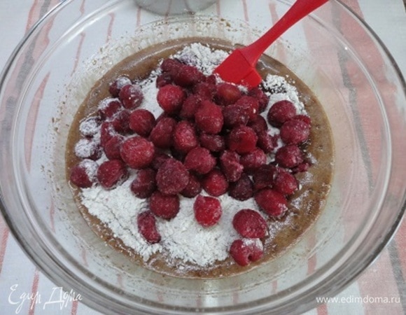 Теперь высыпаем сухие ингредиенты и выкладываем замороженную вишню (не размораживая). Она вначале перемешается с мукой и ровнее распределится в тесте при перемешивании.
