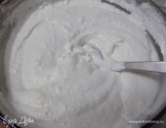 Творог соединить со сметаной, молоком, сахаром, солью, яйцами и манкой. Хорошо перемешать до однородной массы.