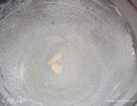 Форму смазать маслом, обсыпать манкой.