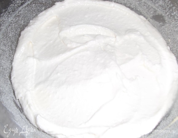 Выложить творожную массу.