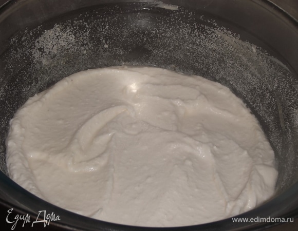 В емкости большего размера, чем форма, воду довести до кипения. Опустить форму с творожной массой аккуратно, чтобы не попала вода.