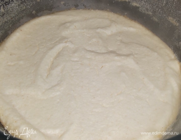 Накрыть крышкой и готовить на умеренном огне в течение часа. Запеканку остудить, подавать к столу.