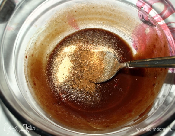 В глубокой миске смешать все ингредиенты для маринада.