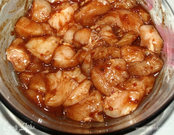 Куриное филе нарезать небольшими кусочками. И соединить с маринадом. Хорошо перемешать. Закрыть миску пищевой пленкой и убрать в холодильник на 30 минут или больше. Можно оставить на ночь.