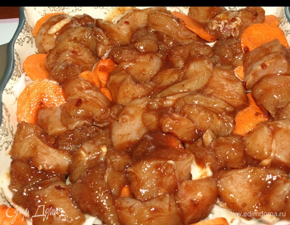 Сверху выкладываем куриное филе с маринадом. Отправляем в разогретую до 180ºС духовку на 35–40 минут (лучше ориентироваться на свою духовку).