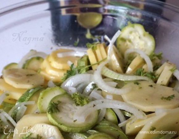 Положить нарезанный картофель, лук и кабачки в большую миску. Приправить солью, перцем, орегано. Добавить свежую петрушку, чеснок и щедрую порцию оливкового масла. Хорошо перемешать. Убедитесь, что все овощи равномерно покрыты маслом и специями.