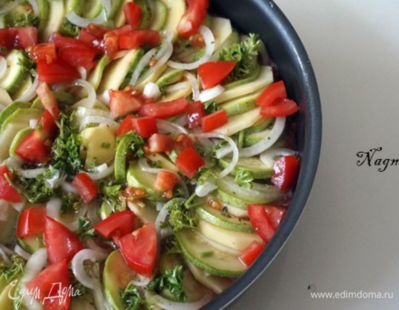 Если у вас в миске осталась смесь оливкового масла и чеснока, вылейте ее на овощи, а затем положите поверх нарезанные кубиками помидоры. Накройте сковороду или форму фольгой (немного выгните лист фольги, чтобы он не касался овощей). Запекайте при температуре 200°C в течение 45 минут. Ненадолго вытащите противень, чтобы аккуратно снять фольгу, затем поставьте его обратно в духовку и выпекайте еще 30–40 минут (или пока овощи не станут мягкими и золотистыми и пока большая часть жидкости не испарится) Печи бывают разными, поэтому следите за бриамом и проверяйте овощи при необходимости. Вытащите противень из духовки. Подавайте запеченные овощи с оливковым маслом теплыми или комнатной температуры, щедро сбрызнув оливковым маслом. Приятного аппетита!