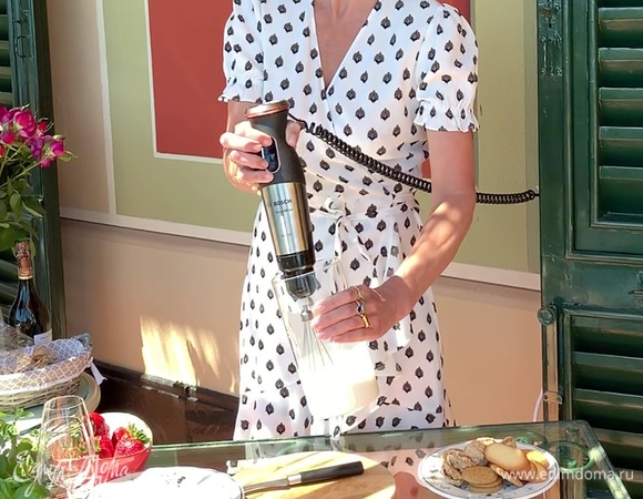 Взбить сливки до тягучей пены и посыпать половиной чайной ложки сахарной пудры.