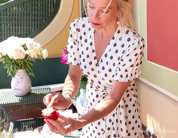 Ягоды заполнить сыром со взбитыми сливками.