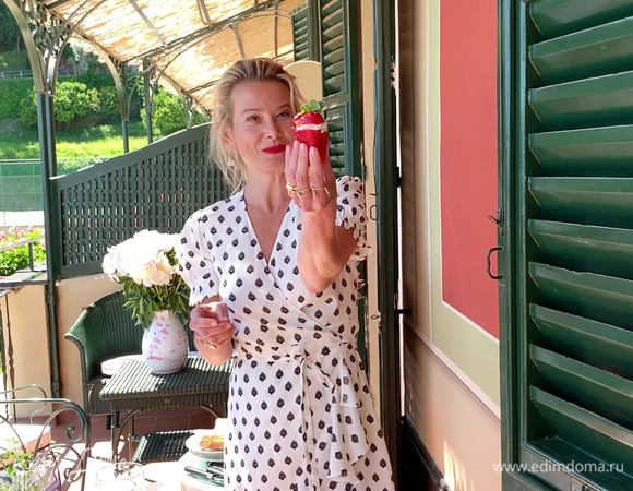 Покрошить два печенья. Посыпать крошкой из печенья сырный крем в клубнике и накрыть «шляпкой».