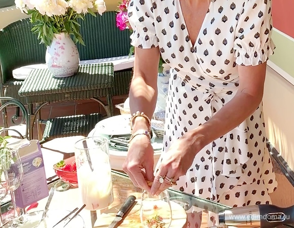 В креманку или бокал добавить два покрошенных печенья.