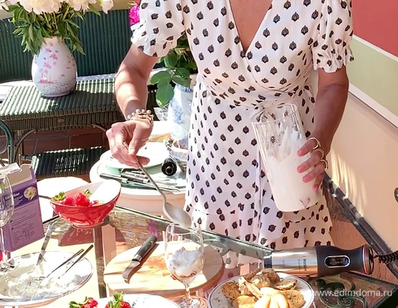 Сверху выложить сливки с клубникой.