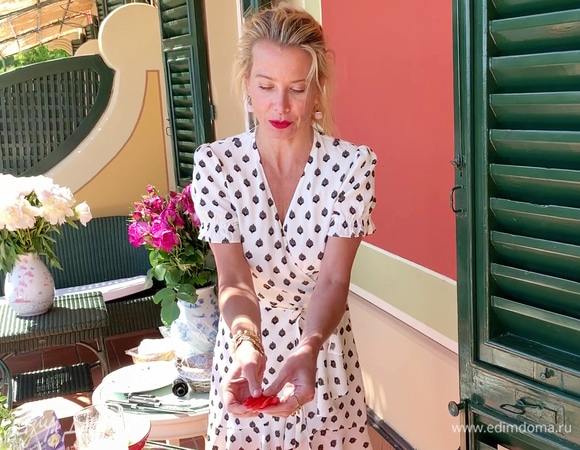 Нарезать клубнику вдоль не до конца, чтобы можно было разложить ягоду «веером».