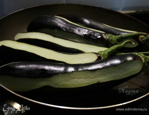 По истечении 30 минут баклажаны промыть под проточной водой, обсушить бумажным полотенцем и обжарить на растительном масле со всех сторон. Жарить на среднем огне до мягкости и золотистости.