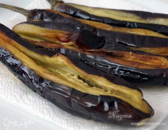 Затем выложить их на бумажное полотенце, чтобы лишнее масло стекло.