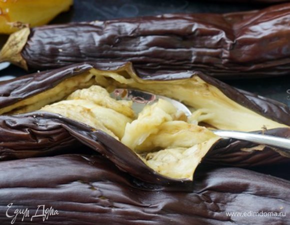 Баклажаны аккуратно раскрыть по надрезам. Это удобно делать, помогая вилкой или ложкой.