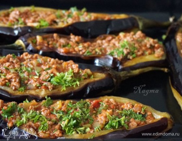 Переложить баклажаны в форму для запекания и начинить подготовленной начинкой.