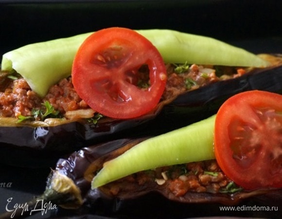 Сверху украсить половинками (или целыми, если маленькие) острого или сладкого перца и кружочками помидоров. Приготовить соус: разогреть растительное масло на сковороде, добавить лук, натертый на терке, и измельченный чеснок. Обжарить до золотистости. 1 столовую ложку томатной пасты смешать с 2 стаканами воды, посолить, добавить специи. Добавить в сковородку с луком. Довести до кипения. Снять с огня.