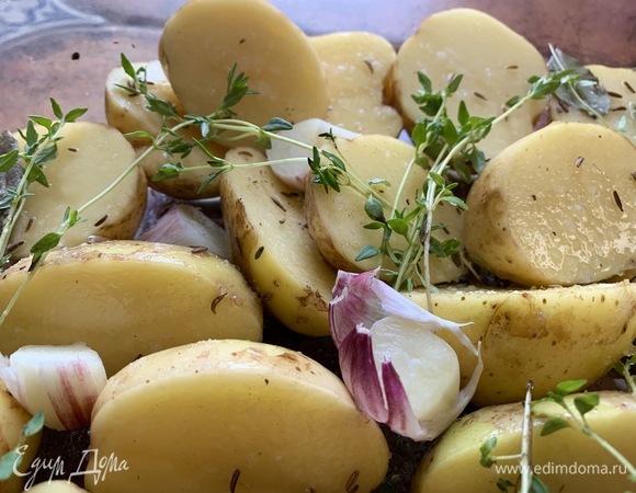 Хорошо помыть молодой картофель.