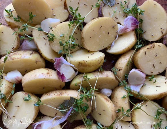 Разрезать пополам. Добавить чеснок, тимьян, соль, сахар, лавровый лист, тмин, белое вино.