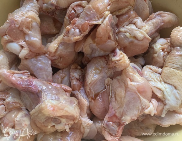 Куриные крылышки щедро намазать медом, соевым соусом.