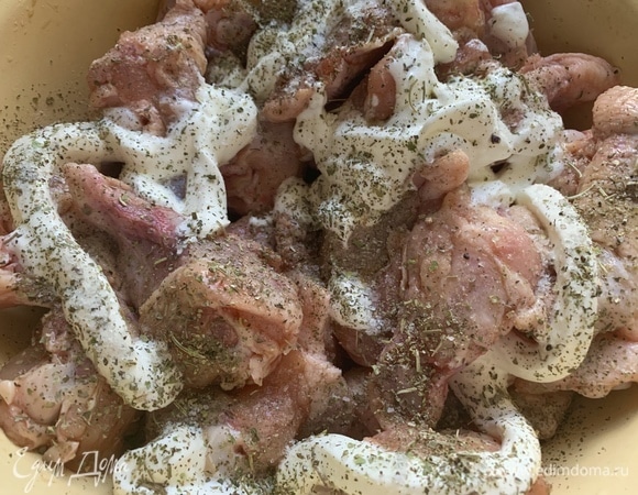 Добавить сметану, соль, сушеную мяту, выдавить чеснок.