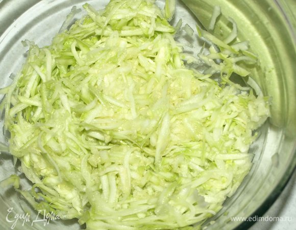 Разогреваем духовку до 180ºC. Кабачок промыть, срезать плодоножки и натереть на крупной терке (количество кабачка в ингредиентах указано в натертом виде). Сок отжимать не надо.