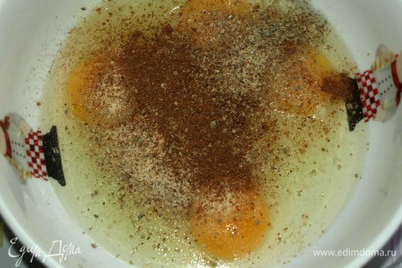 В миске соединить яйца (крупные), соль, перец (у меня смесь перцев), розмарин, чеснок. Все тщательно соединить. Добавить растопленное сливочное масло (не горячее). Еще раз перемешать.