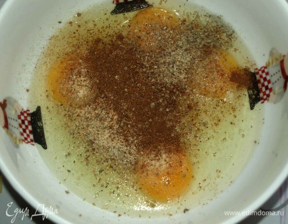 В миске соединить яйца (крупные), соль, перец (у меня смесь перцев), розмарин, чеснок. Все тщательно соединить. Добавить растопленное сливочное масло (не горячее). Еще раз перемешать.