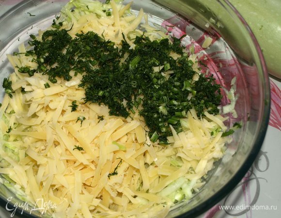 Сыр (любой твердый) натереть на крупной терке, укроп мелко порубить. Соединить с кабачком. Все перемешать.