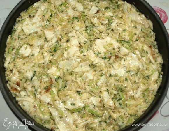 Выкладываем в форму для запекания (смазать растительным маслом). У меня форма 26 см. И оправляем в заранее разогретую до 180ºC духовку на 35–40 минут (ориентируйтесь на свою духовку).