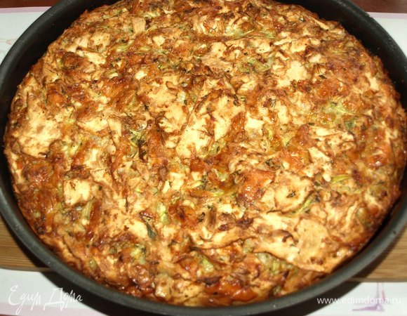 Достаем готовый пирог. Даем постоять ему 5–10 минут, и можно подавать. Подавать со сметаной.