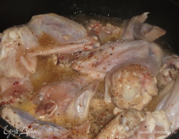 Крылышки промыть, уложить в сотейник, посолить, поперчить, залить соком.