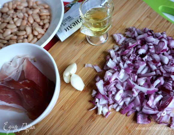 Нарезать красный лук.
