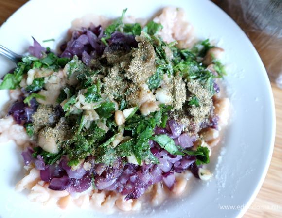 Добавить к фасоли смесь из ступки, уцхо-сунели, лук, бекон, перемешать вилкой. Соль не добавляла — консервированная фасоль уже соленая, к тому же здесь бекон.