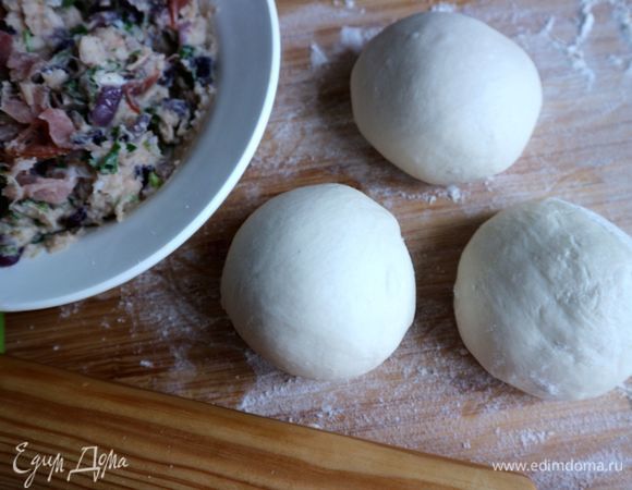 Рабочую поверхность и скалку посыпать мукой. Тесто разделить на 3 равные части, скатать из каждой шар.