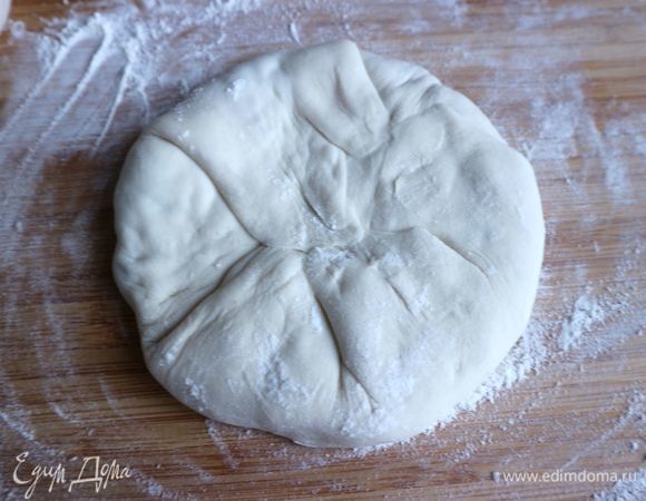 Защипнуть сверху края. Раскатать скалкой. Перевернуть рачули лобиани на другую сторону, раскатать. Так же поступить с другими шарами из теста и начинкой.
