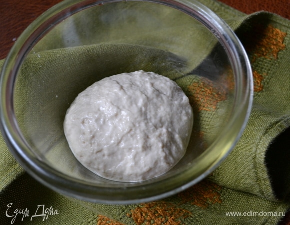 Для приготовления спелого теста дрожжи распустить в воде, добавить муку и соль. Замесить до однородности. Оставить при комнатной температуре на 1 час. Затем перенести в холодильник от 12 до 48 часов.