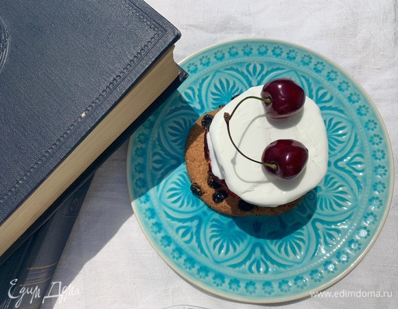 Сверху кладу пару черешен.