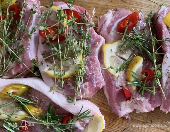 Оливковое масло смешать с лимончелло, щедро полить мясо, положить в пакет для маринования и отправить в холодильник на 2 часа. Если вы располагаете временем, сделайте заранее и замаринуйте на сутки.