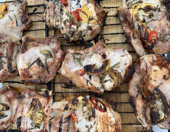 Постарайтесь сохранить лимон и перчик чили — после приготовления на гриле они придадут очень пикантный вкус!