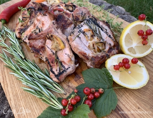 Украсьте мясо при подаче: добавьте пару веточек розмарина, лимон, перец.