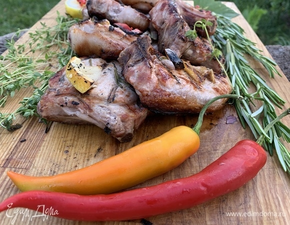 Если вы любите поострее, положите перец чили. Его можно целым также запечь на гриле.