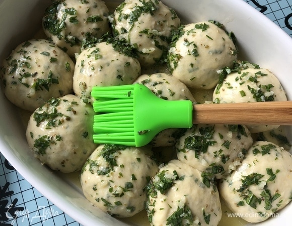 Смазать булочки ароматным маслом, посыпать тертым сыром.