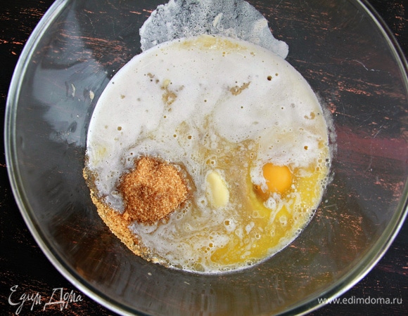 Сливочное масло растопить. Смешать сахар, яйцо, масло, ванильный экстракт и банановое пюре.