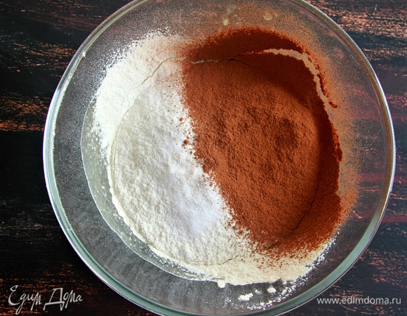 В массу просеять муку, какао, соду и соль. Замесить тесто.